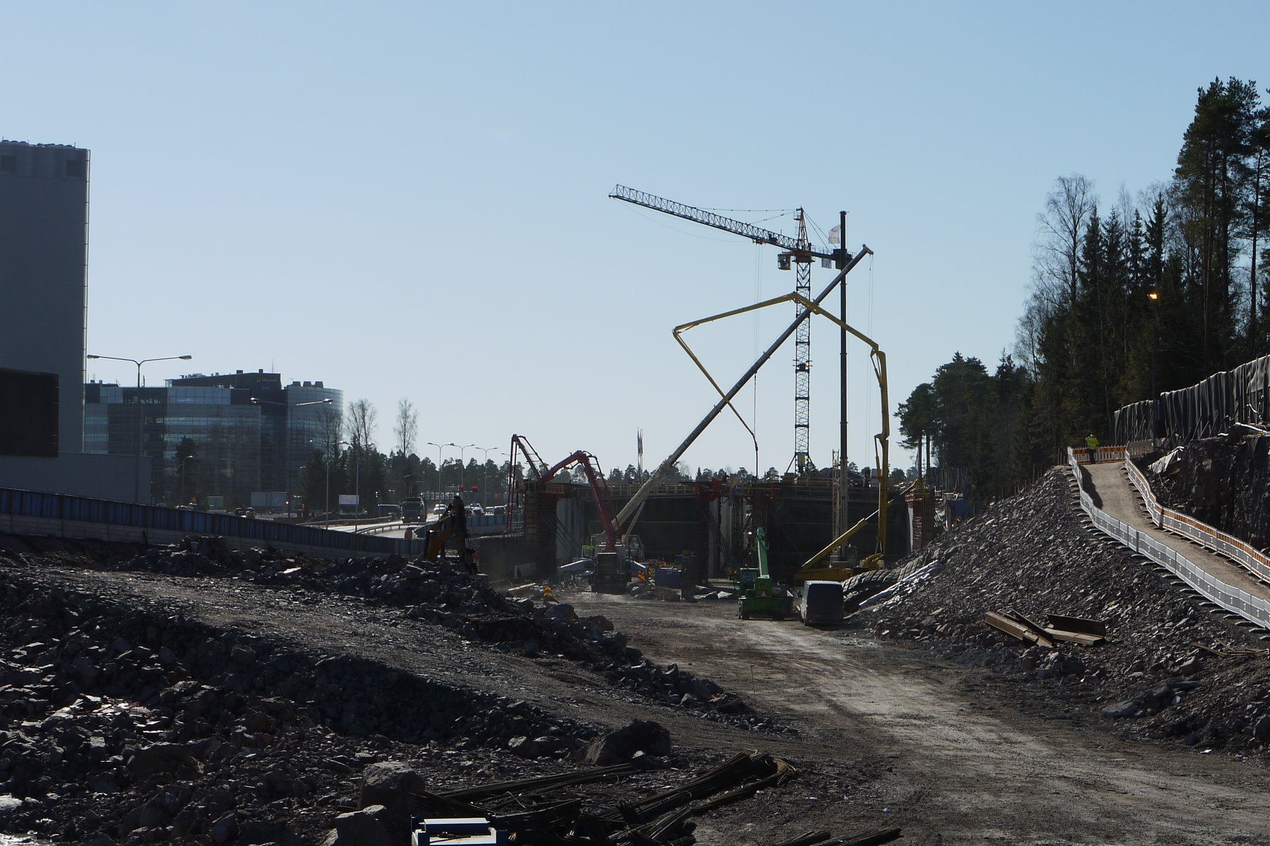 Kehä I -moottoritietunnelin työmaa Keilaniemessä Espoossa aurinkoisena päivänä