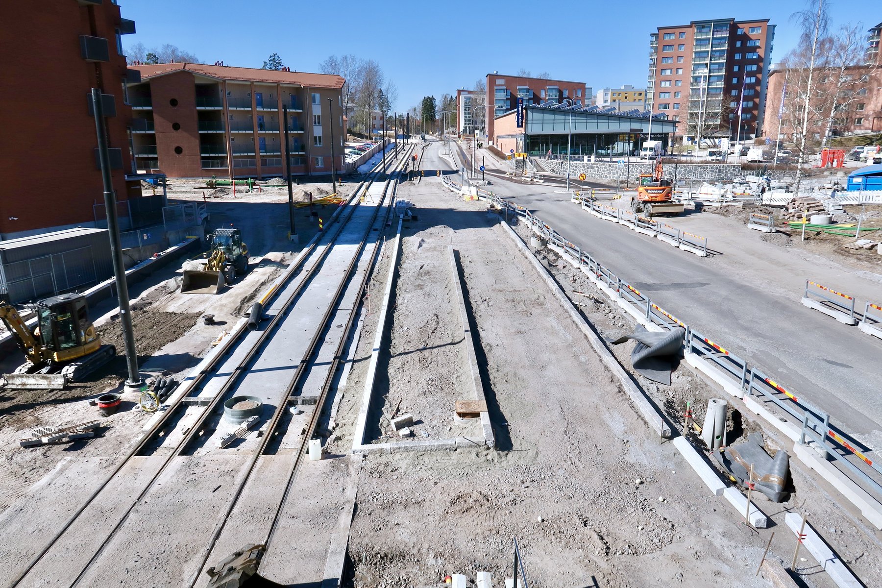 Raide-Jokerin ratikkatyömaa Pohjois-Haagassa Helsingissä aurinkoisena kevätpäivänä