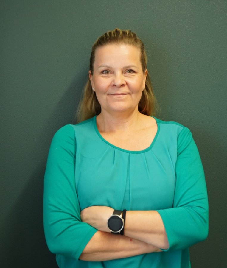 Tanja Karonen, Nexpertin perustaja, käsivarret ristissä hymyillen kameralle